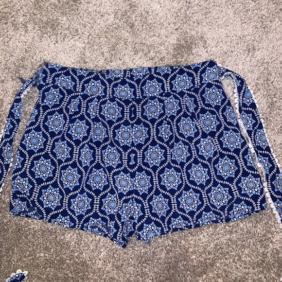 Alya Blue & White Design shorts size M - Picture 4 of 10